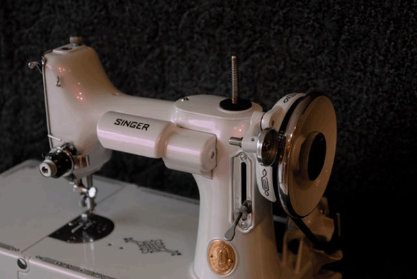 Singer Sewing machine with violet Illusion Pearls ®